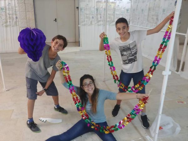 "אחרי כל הזומים משעמם לנו, אז למה שלא נעזור?"