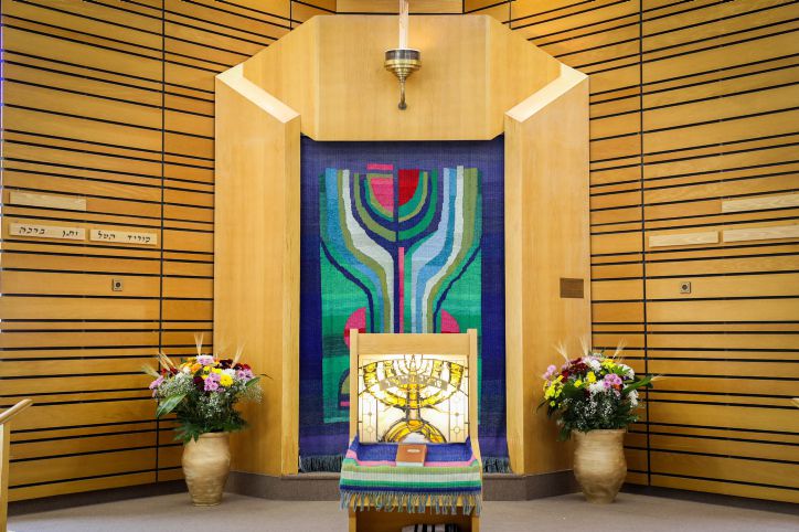 שתי ערים נוספות הודיעו על סגירת בתי הכנסת