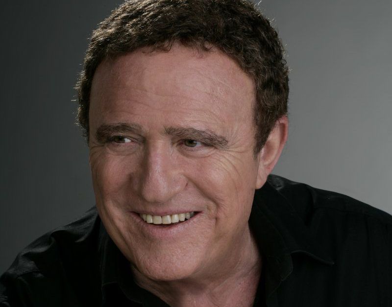 מפתיע: יהורם גאון בביצוע בספרדית לפיוט המוכר