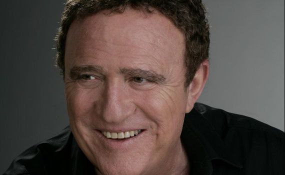 מפתיע: יהורם גאון בביצוע בספרדית לפיוט המוכר