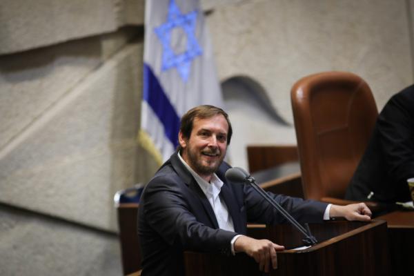 מיאו חתולה: צפו בשר התיירות נקרע מצחוק