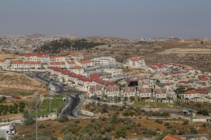 תלמידי ישיבה באפרת ריססו גרפיטי גס והשחיתו את בי"ס