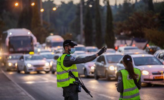 "להחליט על חבילת פיצויים כחלק מההחלטה על הסגר"