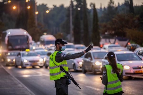 "להחליט על חבילת פיצויים כחלק מההחלטה על הסגר"