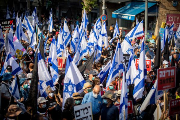 מזל שיש הפגנות, אחרת את מי היינו מאשימים?