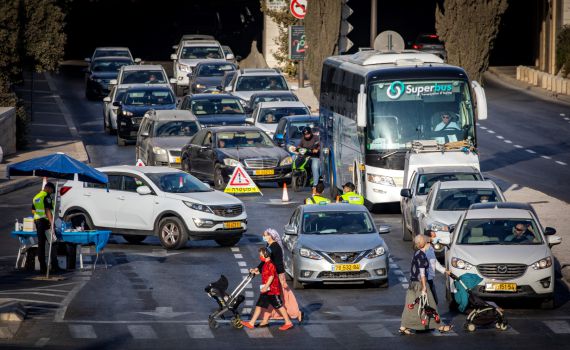לא בודקים מכוניות • צפו: כך נראה מחסום מיותר בסגר