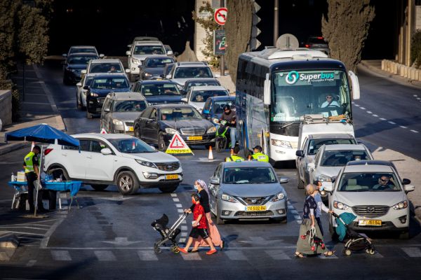 לא בודקים מכוניות • צפו: כך נראה מחסום מיותר בסגר