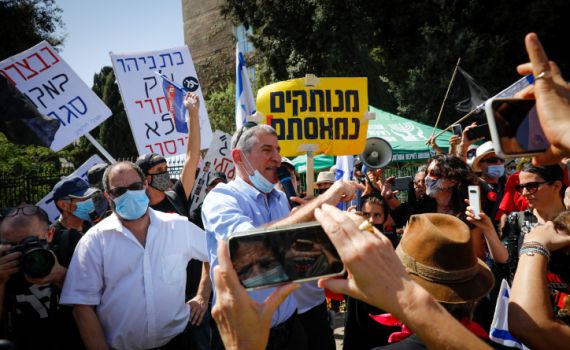 כשבחוץ מפגינים: הוועדה אישרה הגבלת הפגנות
