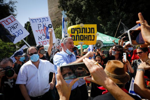 כשבחוץ מפגינים: הוועדה אישרה הגבלת הפגנות