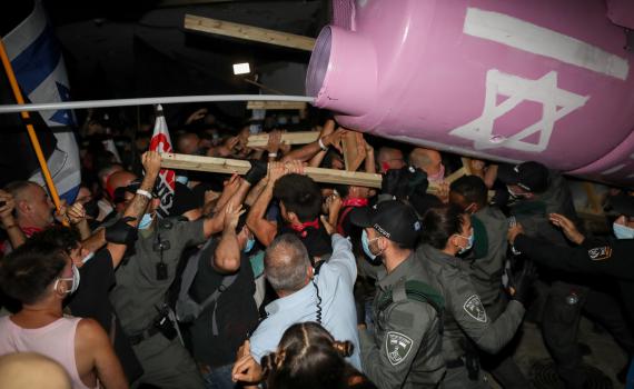 צפו: מפגיני בלפור פורצים את המחסום של המשטרה