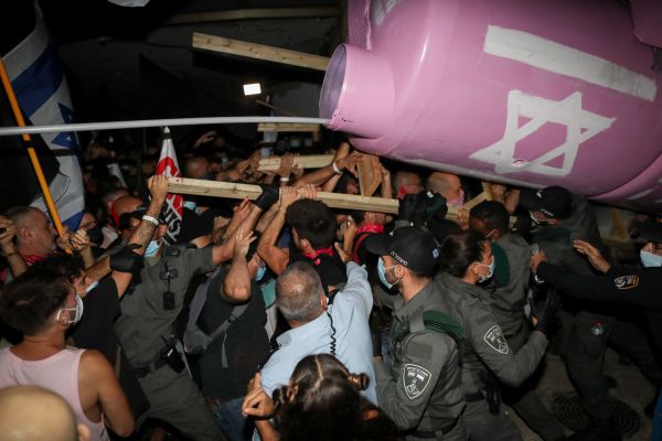 צפו: מפגיני בלפור פורצים את המחסום של המשטרה