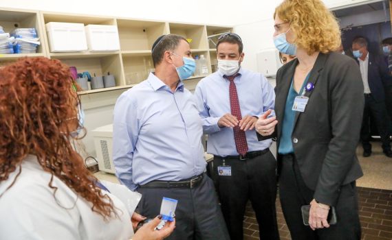 עובדי המעבדות הם ה-8200 של הרפואה