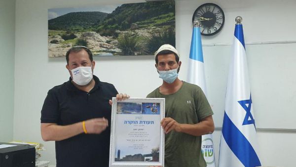 תעודת הוקרה לחקלאי איתן זאב שמנע לינץ' בחווה
