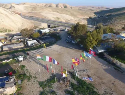 בדיון חסוי, ביקשה המדינה לא לפנות את חאן אל אחמר