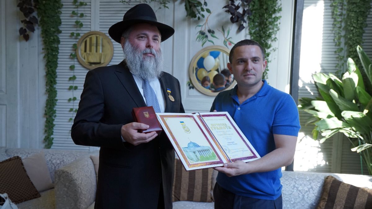 אות כבוד הוענק לרב יהודי בפרלמנט האוקראיני