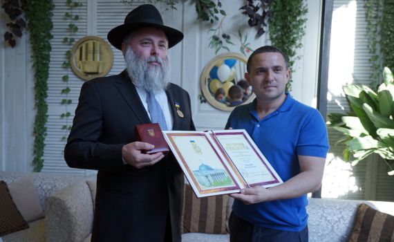 אות כבוד הוענק לרב יהודי בפרלמנט האוקראיני