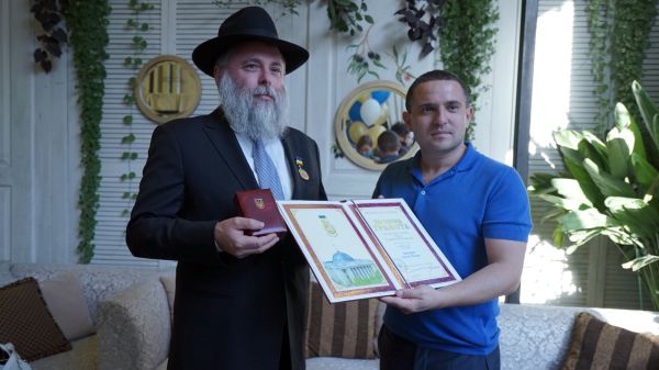 אות כבוד הוענק לרב יהודי בפרלמנט האוקראיני