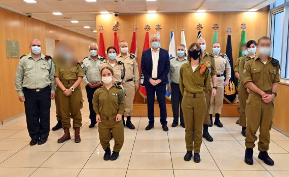 גנץ: אצדיע לכל אדם שבחר לשרת את המדינה