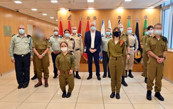 גנץ: אצדיע לכל אדם שבחר לשרת את המדינה