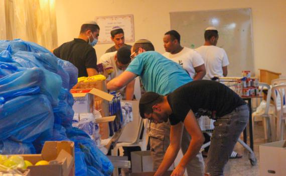 בתוך הקפסולות בישיבה חולקו מארזים ותלושי מזון