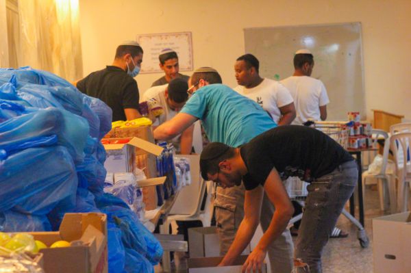 בתוך הקפסולות בישיבה חולקו מארזים ותלושי מזון