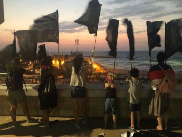 הדגלים השחורים מאיימים: נרדוף אתכם, נפגין מולכם