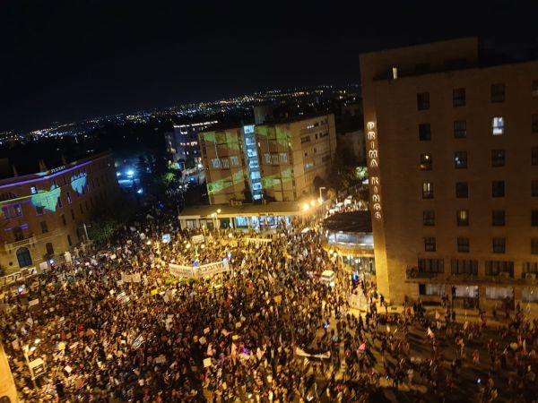 למרות הסגר: אלפים בהפגנה נגד רה"מ בבלפור