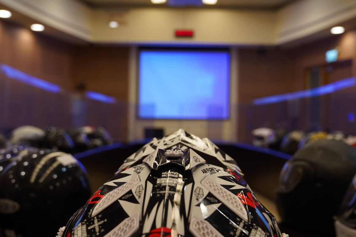 52 קסדות הוצבו היום בדיון, לסמן את הרוגי התאונות