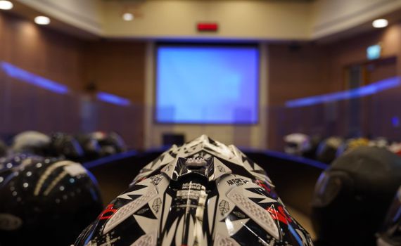 52 קסדות הוצבו היום בדיון, לסמן את הרוגי התאונות