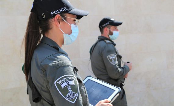 צפו: המשטרה תופסת על חם בר שהפר את הסגר