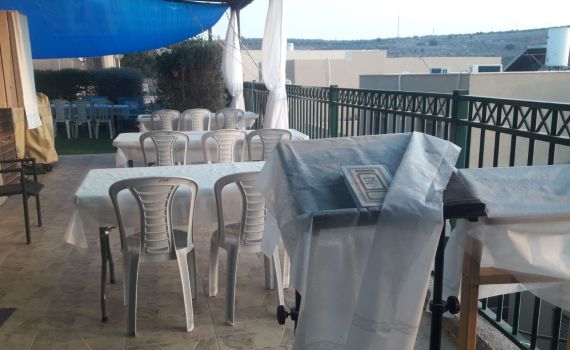 תושבי השומרון – נערכים לתפילות יום כיפור בחוץ