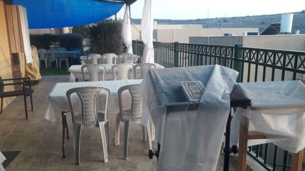 תושבי השומרון – נערכים לתפילות יום כיפור בחוץ