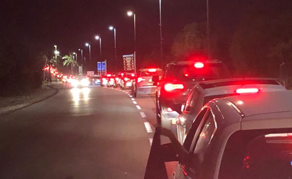 "המשטרה מונעת כניסת רכבים להפגנה נגד נתניהו"