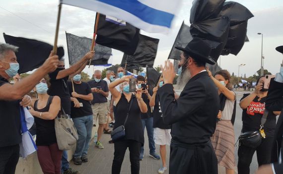 "נתניהו מסית ומשסה בין מתפללים למפגינים"
