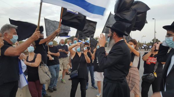 "נתניהו מסית ומשסה בין מתפללים למפגינים"
