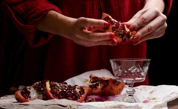 איך הכי נכון לקלף רימון? קבלו 4 שיטות מדליקות•צפו