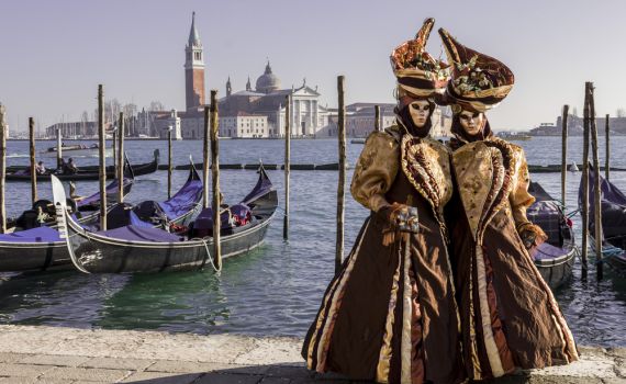 שמלות צנועות בשטיח האדום של פסטיבל ונציה