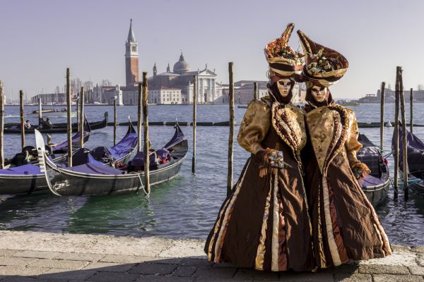 שמלות צנועות בשטיח האדום של פסטיבל ונציה