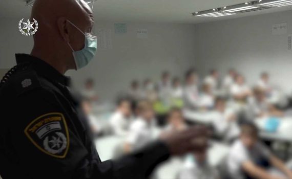 צפו: המשטרה סוגרת ת"תים חרדיים שנפתחו בניגוד לחוק