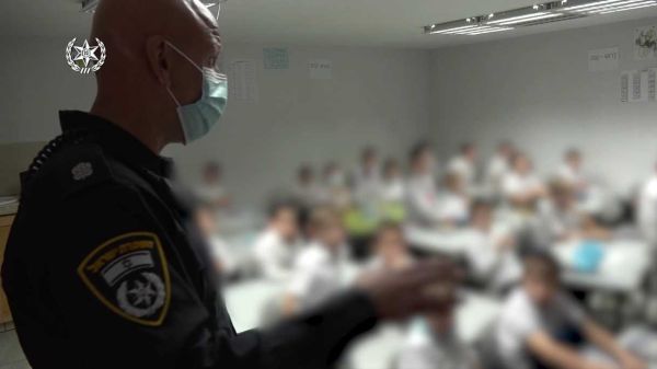 צפו: המשטרה סוגרת ת"תים חרדיים שנפתחו בניגוד לחוק