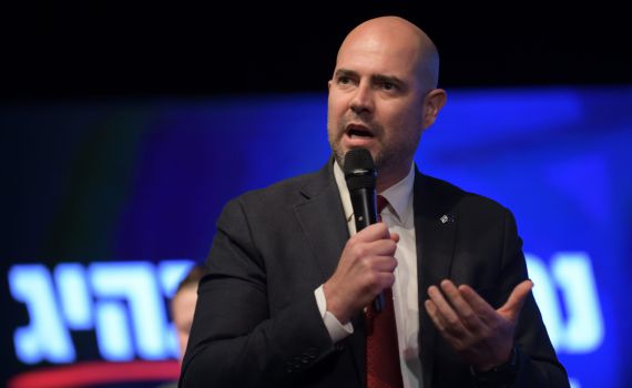 סרטון חריף נגד אוחנה:'עשה סיבוב יח"צ על החרדים'