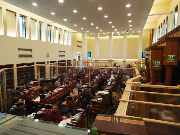 מעקב סרוגים: בית המדרש התמלא ב-120 בחורים