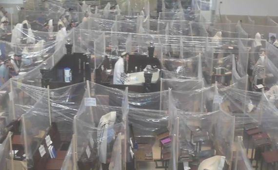 "שמחת תורה בלי ריקודים, בלי קידוש ובלי התחכמויות"