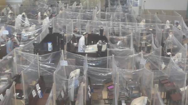 "שמחת תורה בלי ריקודים, בלי קידוש ובלי התחכמויות"