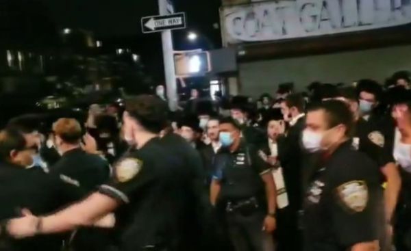אלימות בברוקלין: החרדים הפגינו נגד סגירת בתי כנסת