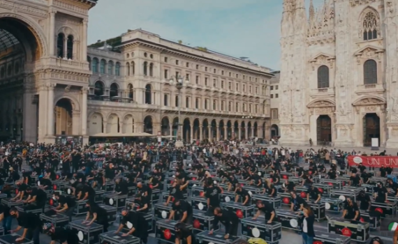 לא כמו בבלפור: כך מפגינים באיטליה בקורונה. צפו
