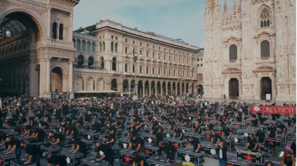לא כמו בבלפור: כך מפגינים באיטליה בקורונה. צפו
