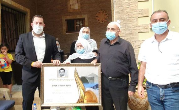 דגן העניק תעודת הוקרה למשפחתו של מדחת יוסף ז"ל