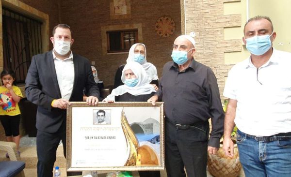 דגן העניק תעודת הוקרה למשפחתו של מדחת יוסף ז"ל