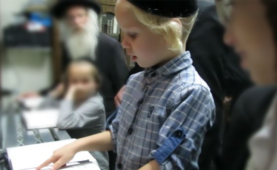 צפו: שמעון בן ה-4 באמירת קדיש על אמו